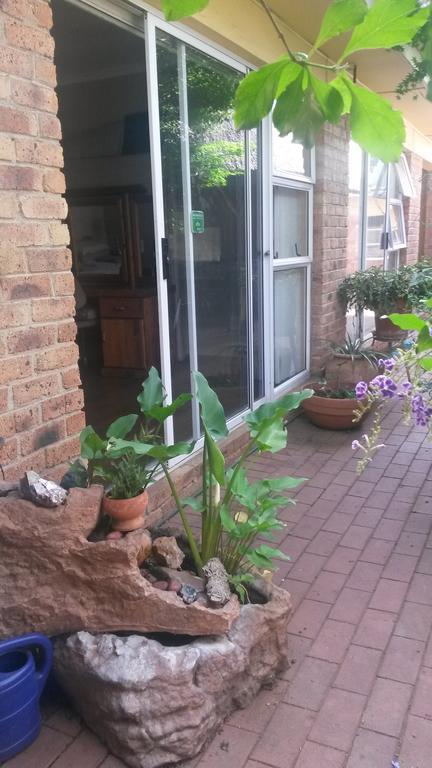 The Birches Backpacker Lodge Randburg Exterior photo